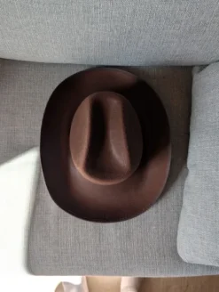 Ruskea fedora / seikkailijan hattu