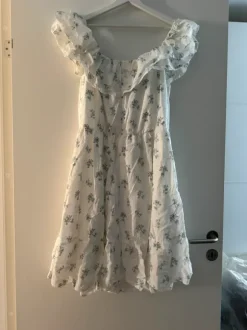 Sød hvid kjole med blomster 💙