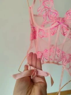 Seksowny gorset 80B z motywem kwiatowym z fiszbinami. Sexy