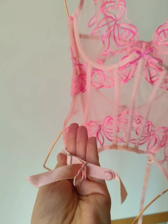 Seksowny gorset 80B z motywem kwiatowym z fiszbinami. Sexy