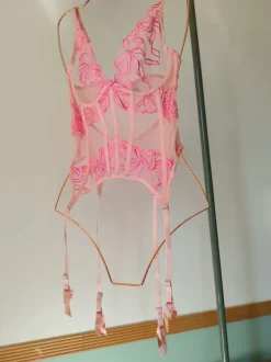 Seksowny gorset 80B z motywem kwiatowym z fiszbinami. Sexy