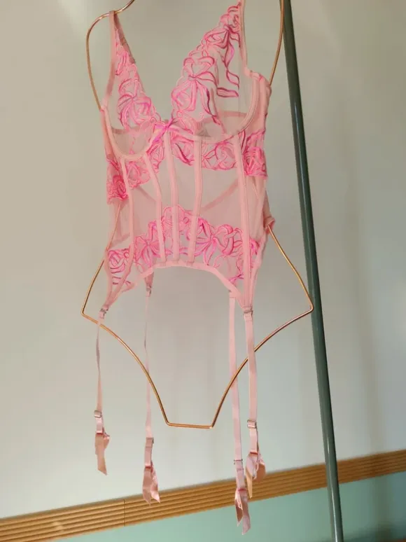 Seksowny gorset 80B z motywem kwiatowym z fiszbinami. Sexy