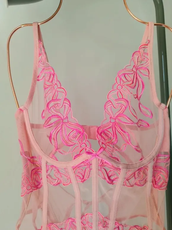 Seksowny gorset 80B z motywem kwiatowym z fiszbinami. Sexy