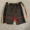 Shorts med olika färgade ränder
