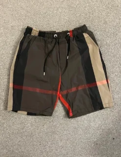 Shorts med olika färgade ränder