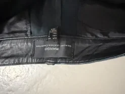 Skind shorts str. 40 fra Mango