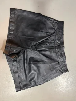 Skind shorts str. 40 fra Mango