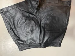 Skind shorts str. 40 fra Mango