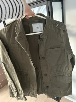 Skøn jakke i khaki grøn