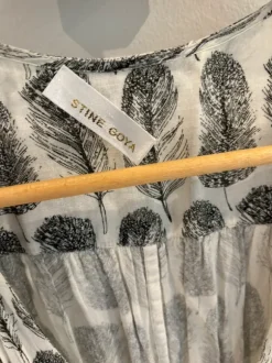 Skøn Stine Goya buksedragt