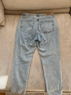 Slitna jeans (Perfect jeans) från Gina Tricot i storlek 40