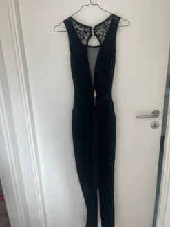 Smuk buksedragt str. S med de smukkeste blonder og finde detaljer.