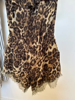 Smuk leopard printet buksedragt