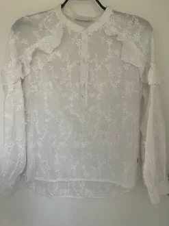 Smuk og detaljeret skjortebluse i str. S