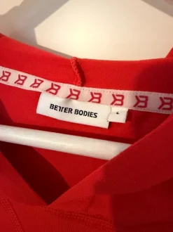 Snygg röd better Bodies tröja