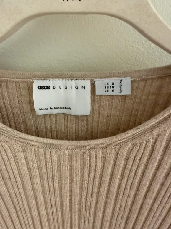 Snygg ribbad beige gravidtröja från Asos