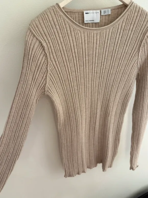 Snygg ribbad beige gravidtröja från Asos