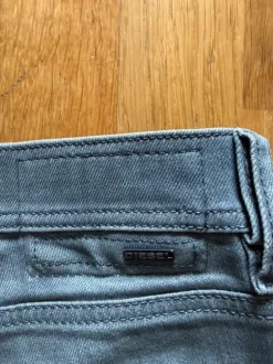 Snygga ljusgrå diesel jeans