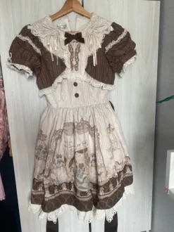 słodka sukienka lolita brązowa beżowa z koronkami kotki alicja w krainie czarów