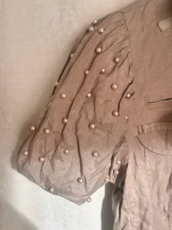 Sommarblus med pärldetaljer , 38 i storlek