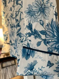 Somrig blommig skjorta