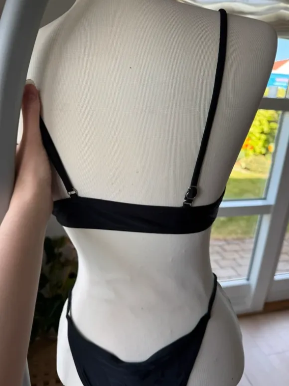 Sort bikinisæt med ring detalje