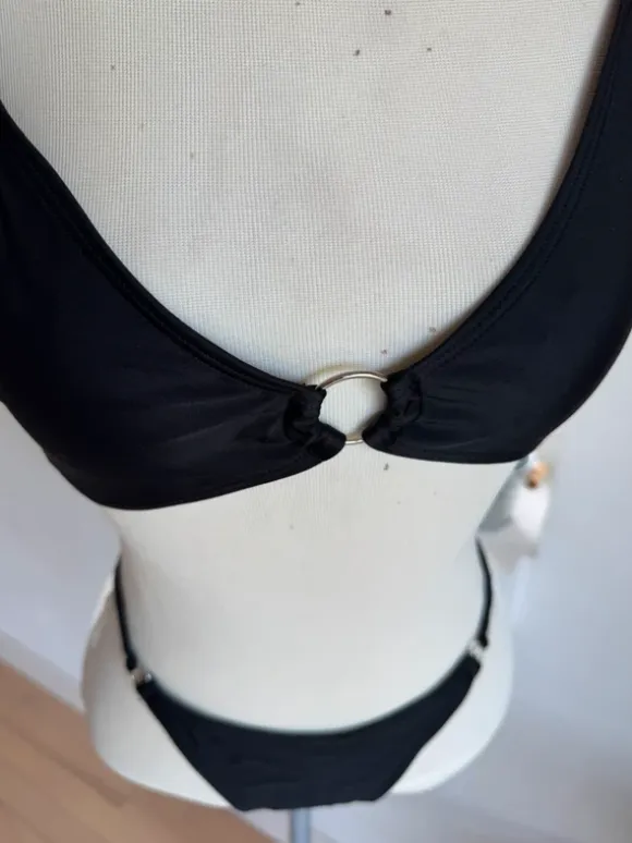 Sort bikinisæt med ring detalje