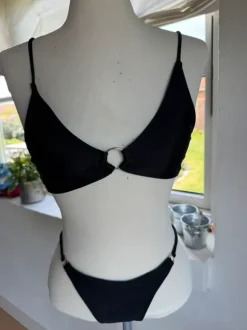 Sort bikinisæt med ring detalje