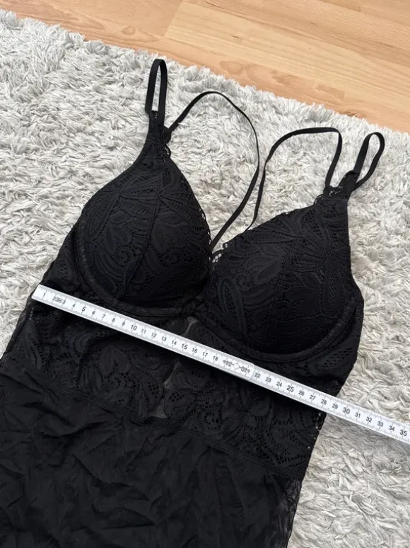Sort body med snore