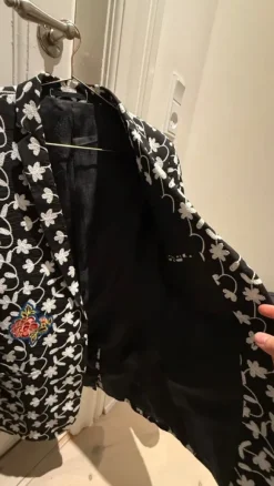 Sort brokadestof-blazer med blomster- og fuglebroderi, ASOS