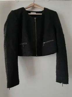 Sort cropped jakke fra Bon’A Parte 🖤 (str. 36 / S)