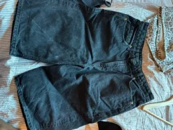 Sort denim shorts