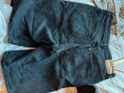 Sort denim shorts