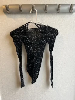 Sort fest bodysuit med glimmer
