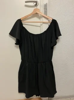 Sort off-shoulder playsuit