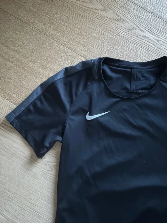 Sort sports t-shirt
