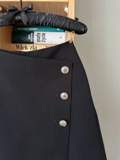 Spódnico-spodenki czarne black asymetryczne ozdobne guziki Amisu 36 S wiskoza Viscose