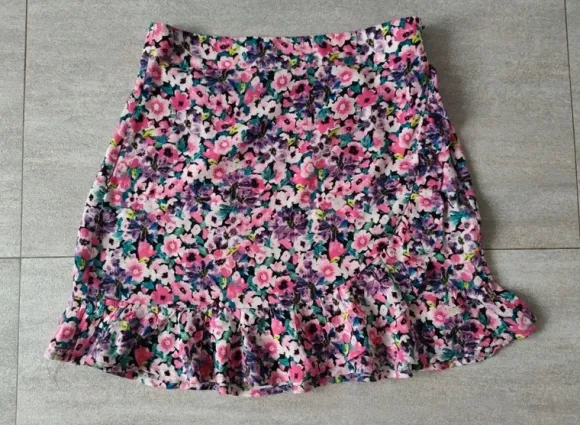Spódniczka mini w kwiaty z falbankami Pull & Bear rozm. S
