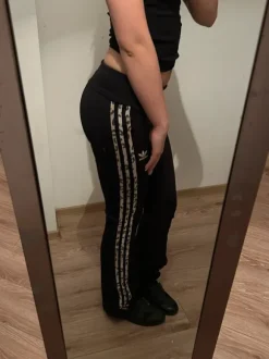 Spodnie Adidas wideleg dzwony boot cut niski stan panterka low rise becca y2k opium japan style