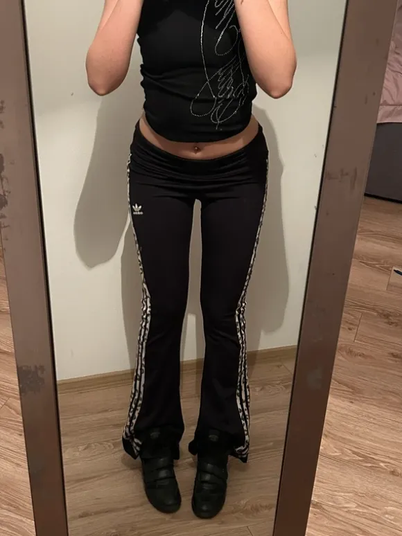 Spodnie Adidas wideleg dzwony boot cut niski stan panterka low rise becca y2k opium japan style