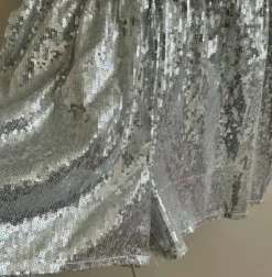 Srebrny kombinezon cekiny M kopertowy elegancki imprezowy błyszczący mini