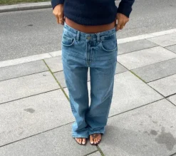 Star jeans med sorte stjerner i lys denim fra design by si