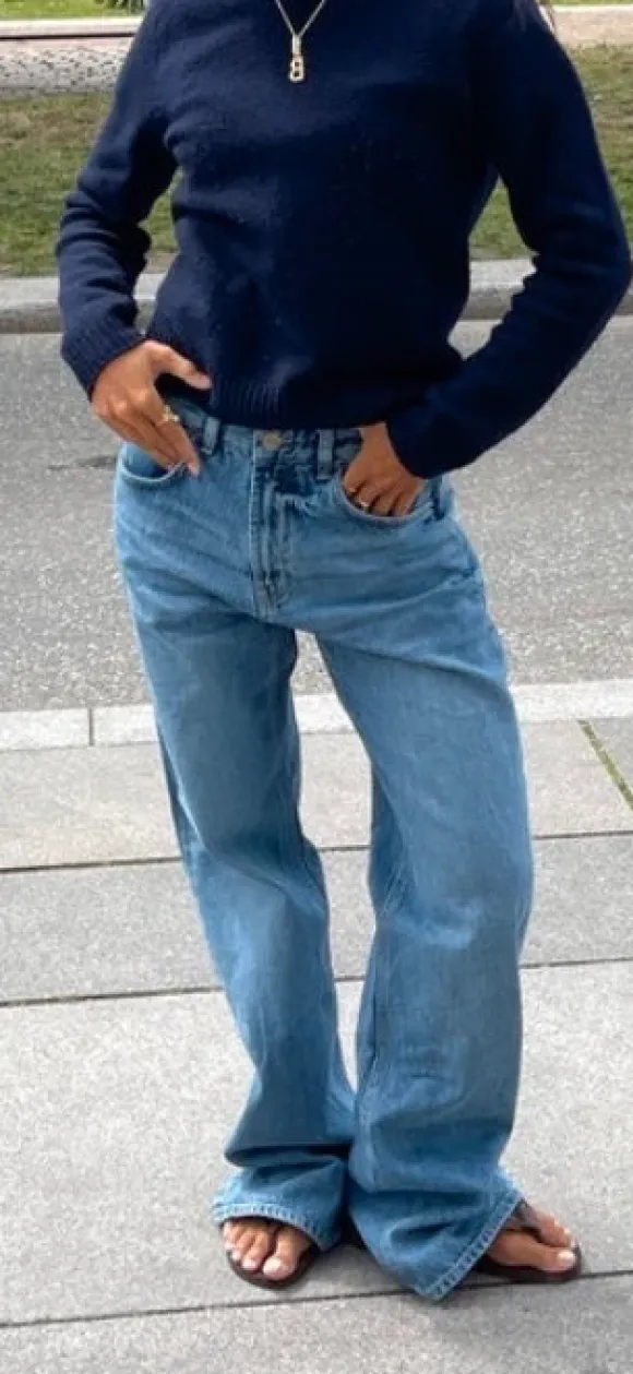 Star jeans med sorte stjerner i lys denim fra design by si