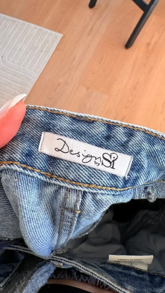 Star jeans med sorte stjerner i lys denim fra design by si