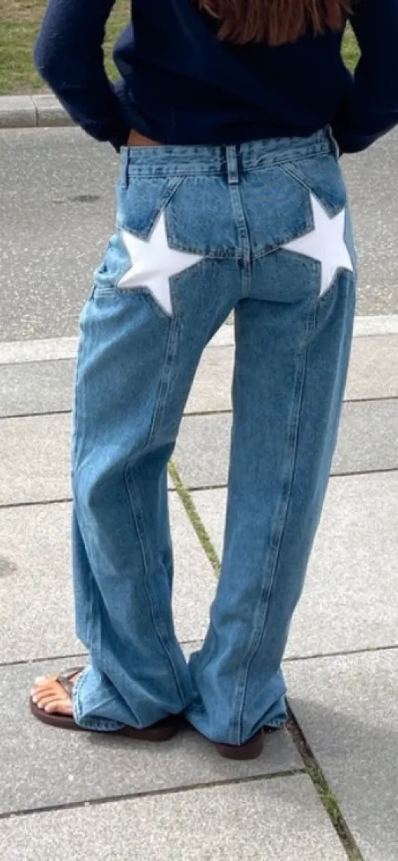 Star jeans med sorte stjerner i lys denim fra design by si