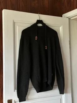 Stickad Luvtröja