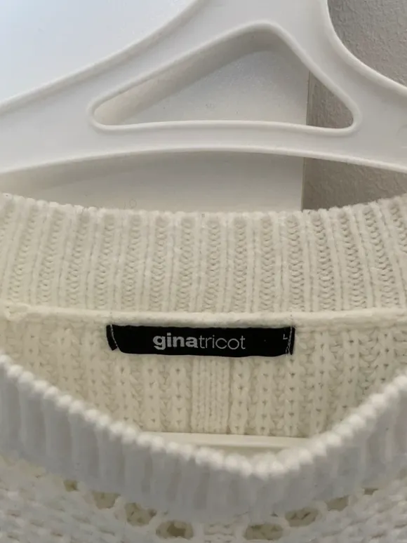 Stickad vit kort tröja. Gina Tricot