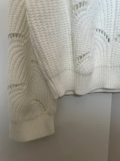 Stickad vit kort tröja. Gina Tricot