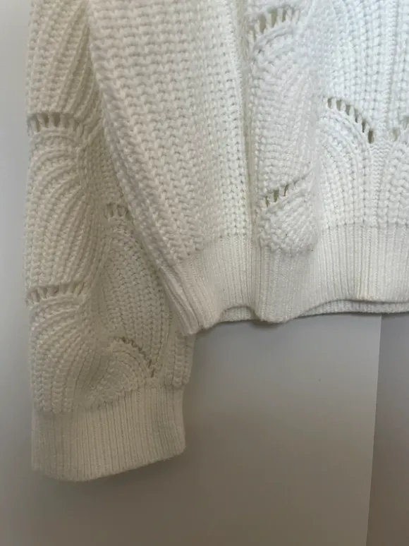 Stickad vit kort tröja. Gina Tricot