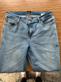 Stretchiga jeans med långa ben
